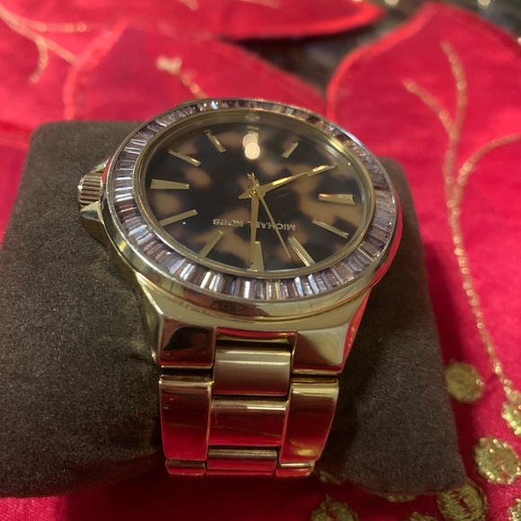 Ladies Michael Kors
MK-5723 Tortoise Dial Gold
Tone SS Analog Quartz - Picture 9 of 10